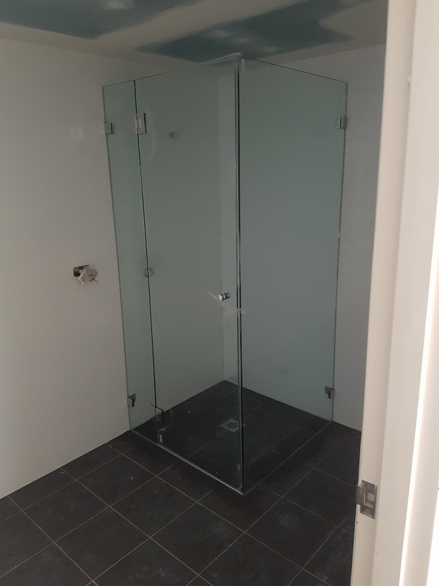 Frameless shower screen installation